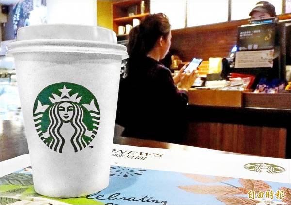 美國加州高等法院對咖啡業者做出裁示，星巴克等咖啡業者必須在產品上加註「致癌警語」；台灣咖啡業者不會受到影響。(記者朱沛雄攝)