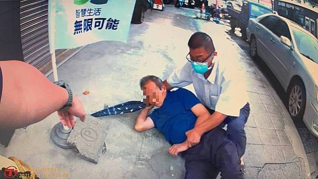 男子被壓制在地，員警上前處理。(民眾提供)