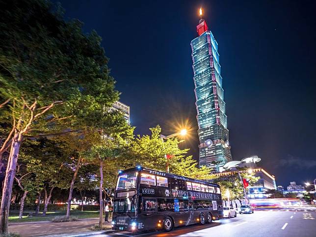 雙層餐車沿途行經指標性景點，讓民眾飽覽城市風光之餘同時品嘗五星級美食。 （台北市政府觀光傳播局提供）