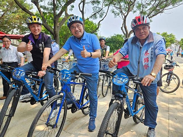 新北市五股到八里這段是最美麗的河濱自行車道騎乘環境完整，市長侯友宜邀請大眾前來騎乘。 （記者吳瀛洲攝）