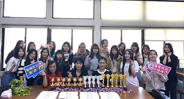 嘉藥粧品系學生參加國際芳療競賽，獲得八冠、五亞、八季軍等獎項。（記者黃文記攝）