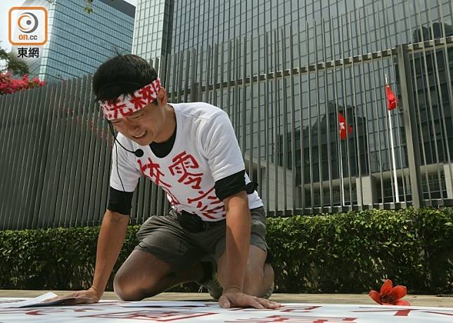 聖若瑟書院校園暴力案受害人的父親向教育局請願。（黃仲民攝）