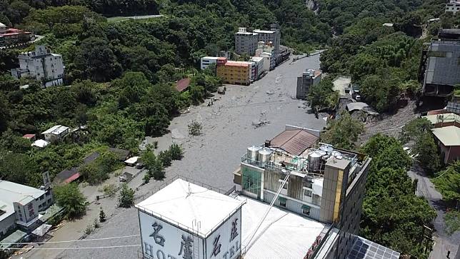 從空拍畫面，原本遊客穿梭的廬山溫泉區街道，如今慘不忍睹，沖刷下來的土石流，導致多數飯店受災。消防署提供