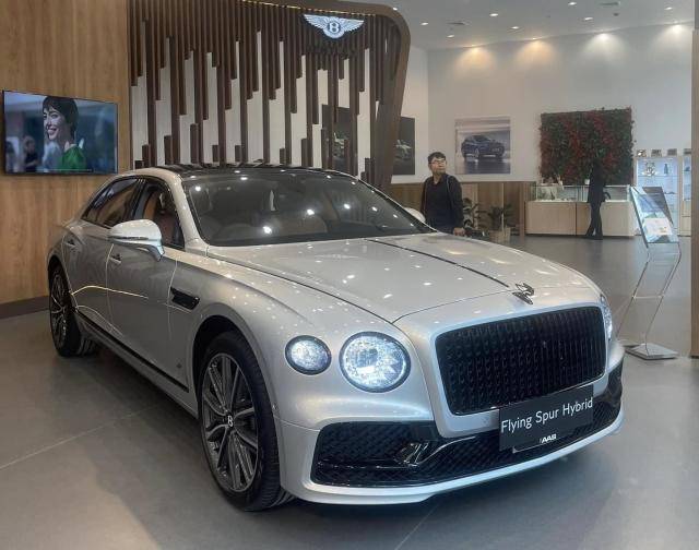 Bentley เปิดตัว Flying Spur A Hybrid