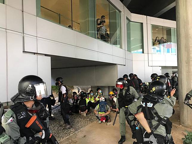 防暴警在杯渡路近屯門站包圍一批穿急救裝的人士(商台新聞 陳詠欣攝)