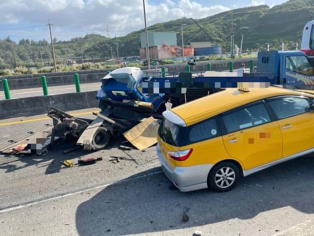 台61西濱快速道路南下22公里竹圍路段，發生5車連環追撞事故。