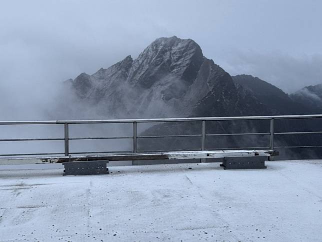 夠溼夠冷，玉山下午飄雪，成為一片銀色世界。（圖：中央氣象署提供）