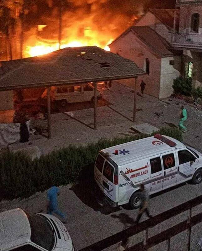 加薩中部的阿里阿拉伯醫院（Al-Ahli al-Arabi Hospital）17日晚間遭轟炸 圖:OSINTdefender/X