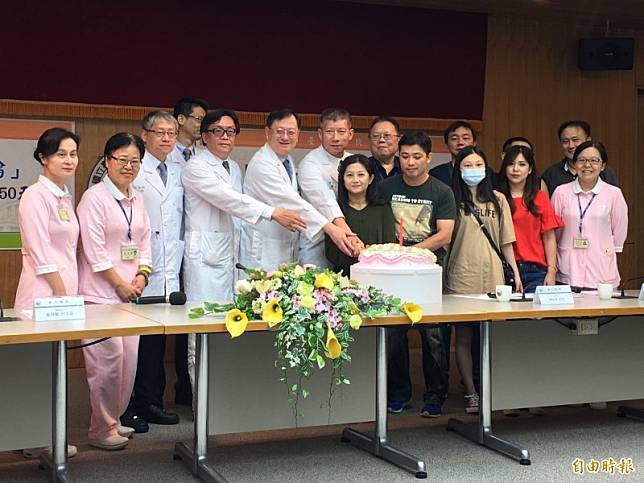 台大醫院醫療團隊為陳小姐(中綠衣者)慶生，象徵獲得新生。(記者吳亮儀攝)