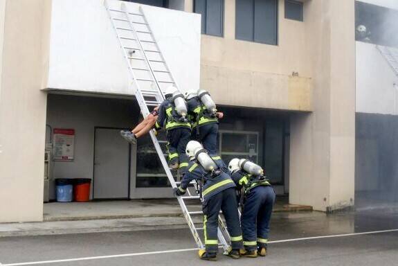 消防署消防訓練中心就特考班學員進行高樓救援勤務演練情形。(消訓中心提供)