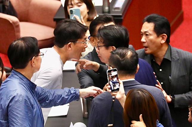 民進黨立委郭國文（左）今天在立院舉牌譏諷黃國昌（右）是「腳尾飯2.0」，卻遭黃回嗆「白癡」。（王侑聖攝）