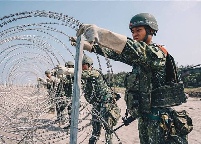 官兵架設鐵絲網。