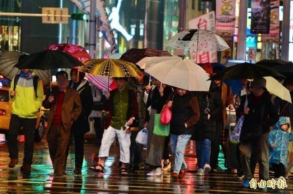 受到東北季風增強影響，氣象局晚上9點5分針對宜蘭縣、基隆市、台北市、新北市發布大雨特報，民眾外出別忘了攜帶雨具。(資料照)