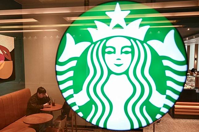5月19日，一位顧客在南韓首爾的星巴克咖啡店。（法新社）