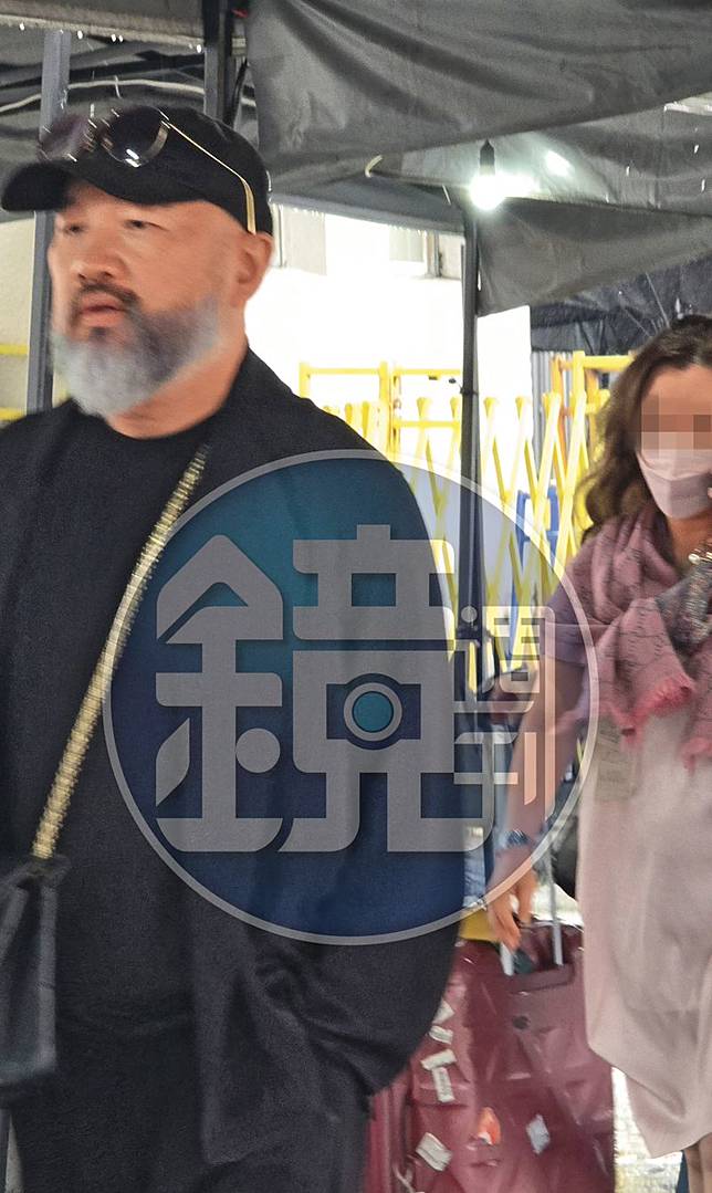 辛龍準備出關時，一旁有女性友人同行協助，經查是旅行社高層。