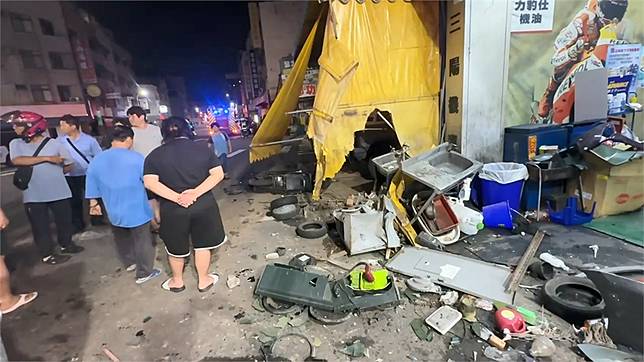 最新／台中驚悚車禍！休旅車不明原因猛撞對向機車　2騎士失去生命跡象搶救中