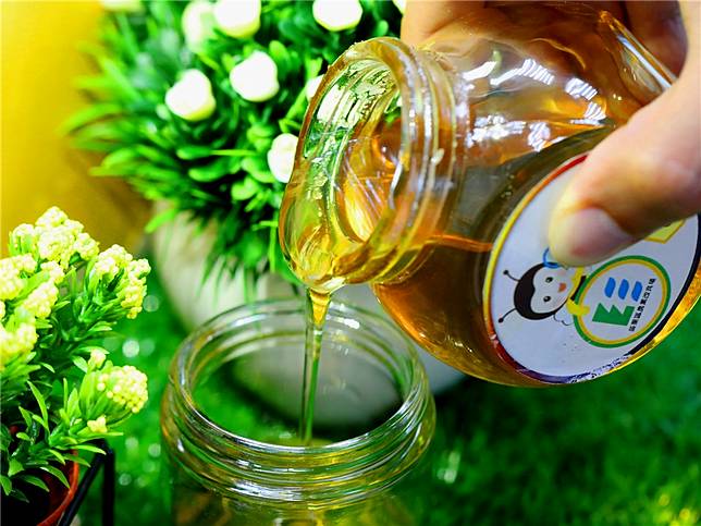 蜂蜜可以替代精緻糖入菜或調製飲料，但仍須適量攝取。（圖片來源：農業部提供）