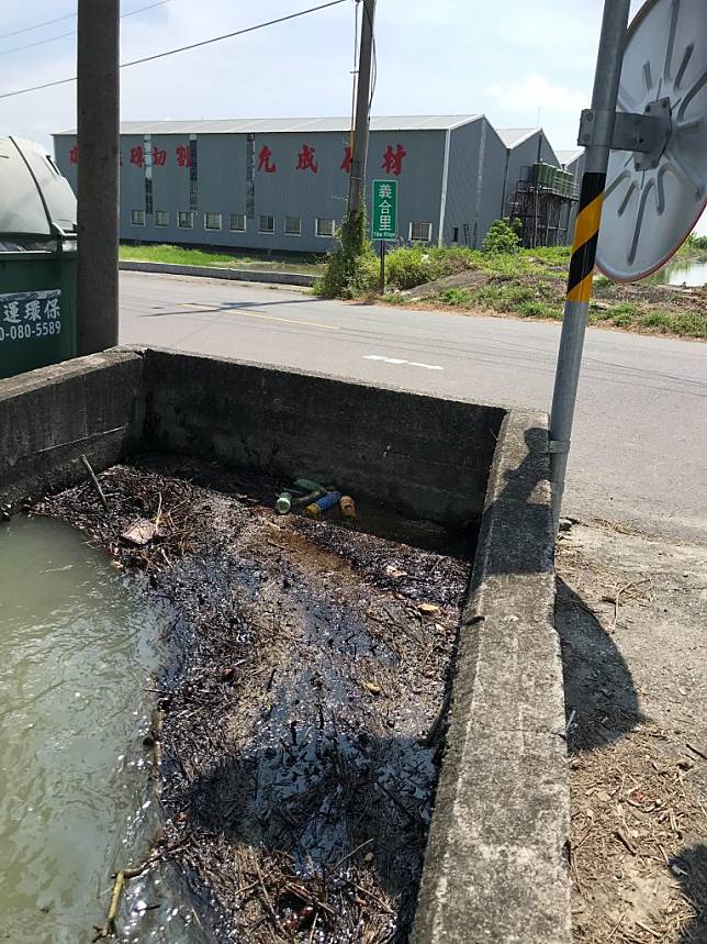 西港區灌溉水路遭人偷倒廢油，油汙四處流竄影響農作。(民眾提供)