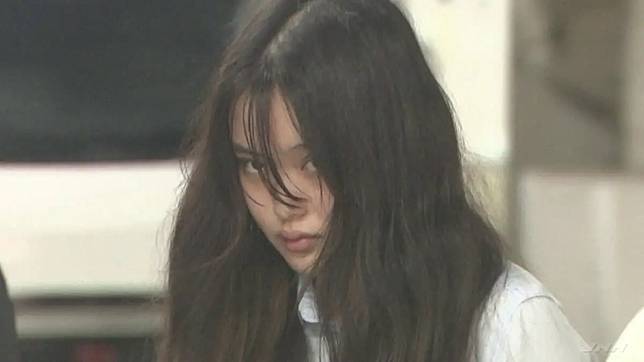 ▲日本橫濱一名年僅22歲的年輕女子廣重果音，涉嫌利用通訊軟體設下溫柔陷阱，藉著「我愛你」等甜言蜜語，誘騙一名70多歲老翁多次匯錢給她，共得手約42萬日圓。（圖／翻攝自TBS NEWS的X）