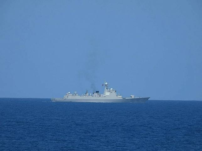 中共銀川艦（175）騷擾我西南海域，海軍蘇澳軍艦嚴密監控。國防部提供