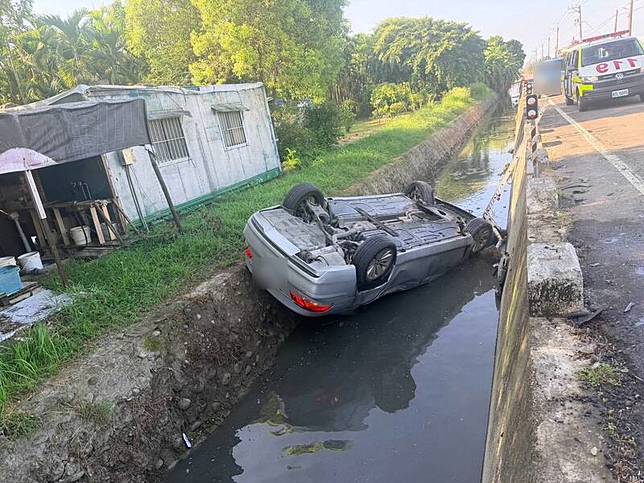 屏東縣竹田鄉永興路與連洲路口今天發生嚴重車禍，休旅車摔落西側排溝。(警方提供)