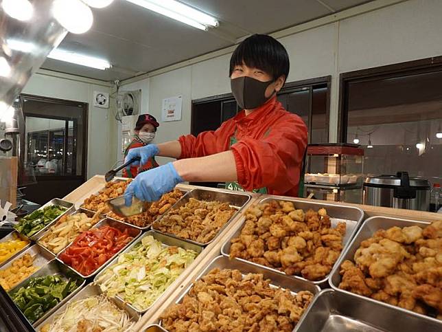 東京鐵塔台灣祭（美食活動）正在舉行，首度推出的鹹酥雞菜色備受喜愛。 中央社記者楊明珠東京攝 110年12月6日  
