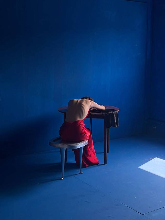 張才人露出光滑背部，瘦到脊椎骨、肋骨都超明顯。翻攝IG@jangjane_