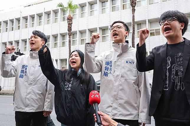 國民黨台北市黨部主委黃呂錦茹被羈押兩個月，法院裁定續押。圖為國民黨立委徐巧芯（左二）等人於北檢前高喊「黃呂主委加油」。（顏麟宇攝）