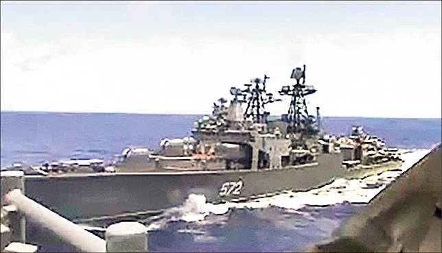 美國海軍7日公布的兩艦衝突過程影片，指控俄艦在「菲律賓海」進行不專業調遣，導致與美艦險些碰撞。圖為美國海軍七日公布的兩艦衝突過程影片。(路透)