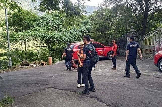 一名傅姓山友今日前往攀登屋我尾山，受困峭壁求援，消防特搜人員利用架繩協助他脫困，並帶他至登山口，因身體無礙，讓他自行離去。（翻攝畫面）