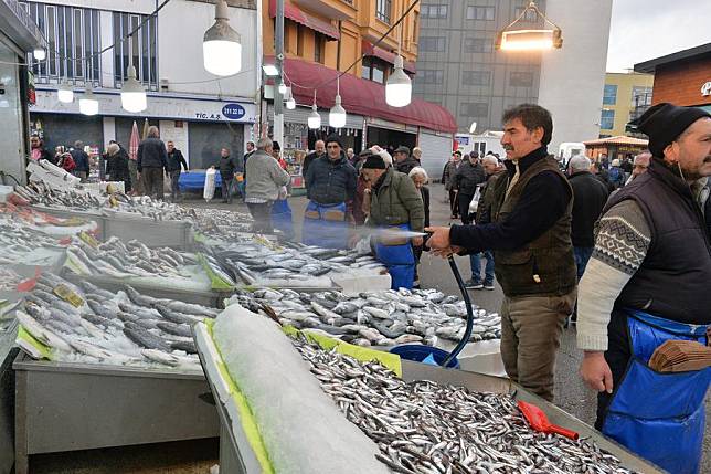 A fishmonger works at a market in Ankara, Türkiye, on Feb. 9, 2024. (Photo by Mustafa Kaya/Xinhua)