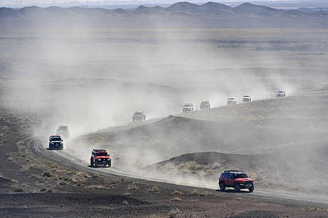 Tourists drive off-road vehicles in Urho District of Karamay, northwest China's Xinjiang Uygur Autonomous Region, May 2, 2024. (Xinhua/Ding Lei)