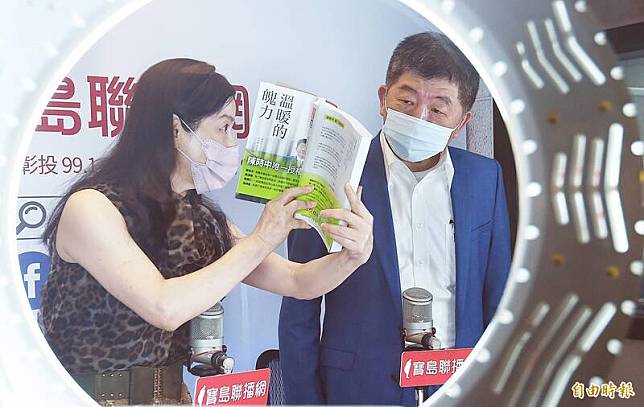 民進黨台北市長參選人陳時中自揭曾申請綠卡，今再重申，外界稱其曾有綠卡是錯誤說法，因為只是曾「申請」而未曾領有。(記者廖振輝攝)