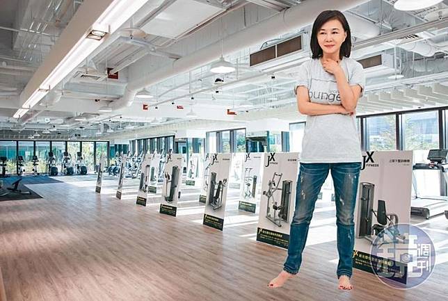 唐雅君去年回歸台灣健身圈，引進國外盛行的Bungee課程。目前Bungee Workout已在新光金控「新板傑仕堡」的JX健身俱樂部正式開課。
