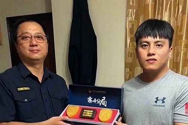 因公過世警員高偉星的兒子高志佳（右），最近成功考上台灣警察專科學校第四十三期，繼承遺志。（記者陳金龍攝）