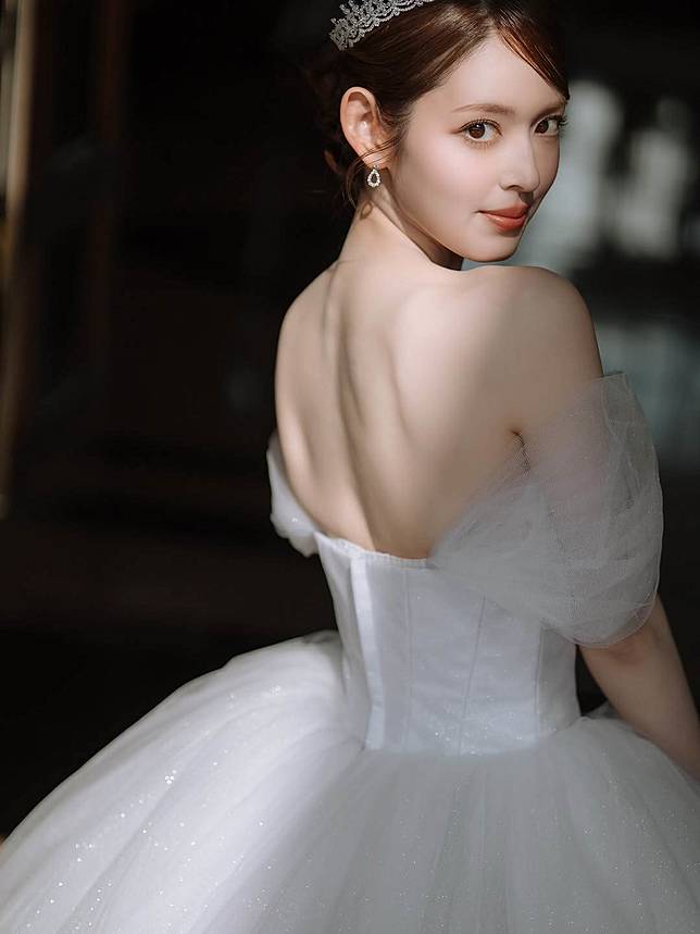 日本女星矢作穗香曬出婚紗照宣布結婚喜訊。（圖／翻攝自矢作穗香 IG）
