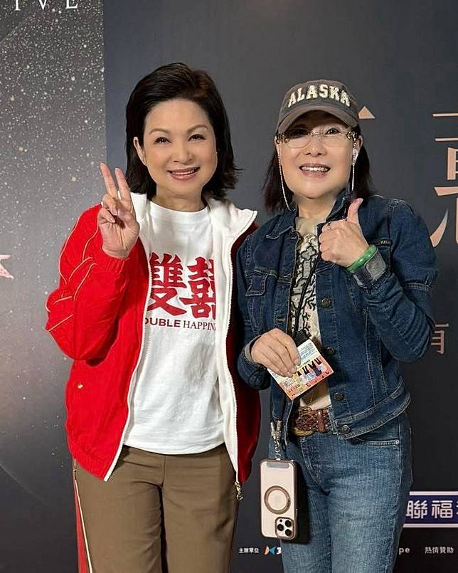 楊貴媚（左）哀悼摯友鄭琇月辭世。摘自臉書