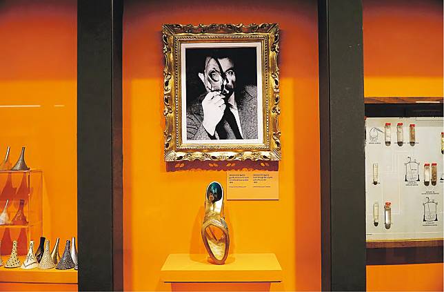 經典透明鞋底–Salvatore Ferragamo 1898-1960回顧展中，展示1955年誕生的經典透明鞋底設計。（Dawn Hung攝）
