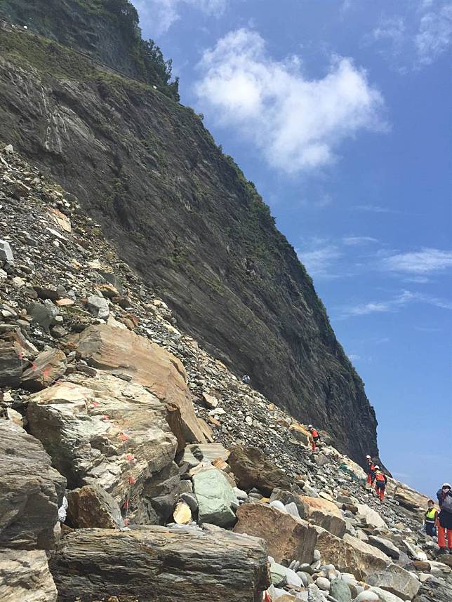 領班滑落深谷 已無生命跡象