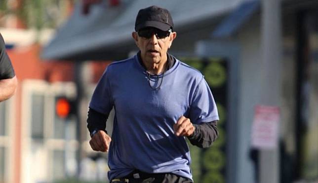 美國70歲老翁梅薩(Frank Meza)在洛杉磯馬拉松賽跑出2小時53分10秒，創下同年齡的馬拉松世界紀錄，孰料他被質疑作弊並追回賽事成績，之後梅薩便傳出浮屍洛杉磯河面。(圖擷自@archysportcom1推特)