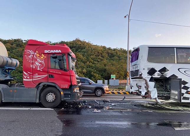 屏東縣枋山鄉台9線與台26線交界處發生連環車禍。（圖：警方提供）