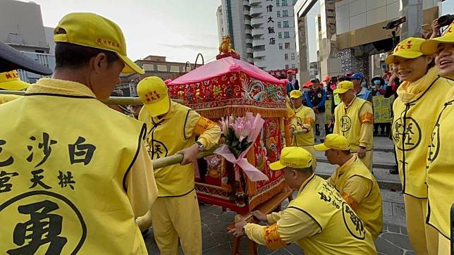 白沙屯媽祖,白沙屯媽,白沙屯拱天宮,白沙屯媽繞境,白沙屯媽祖繞境,媽祖進香,白沙屯媽進香,白沙屯媽祖進香,白沙屯媽祖顯靈