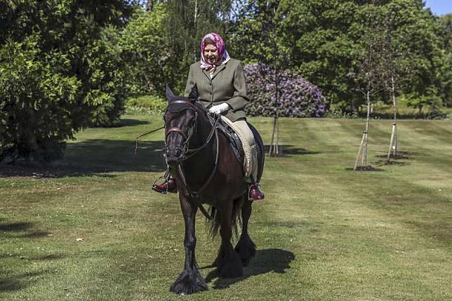 英國王室發布女王伊麗莎白二世在溫莎城堡（Windsor Castle）騎馬的照片，是她在疫情期間首度公開露面（AP）