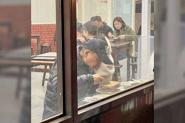 新北市長侯友宜2日在臉書PO出吃飯照，被質疑是照劇本擺拍。（取自侯友宜臉書）