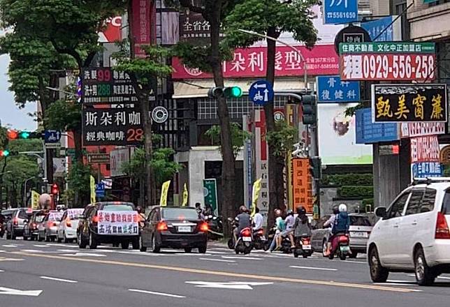 台灣基進新聞部副主任陳子瑜今天在高雄左營街頭撞見不明車隊，車上綁布條寫著「蔡始皇給我疫苗」，令他相當錯愕。(翻攝陳子瑜臉書)