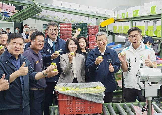 行政院長陳建仁（右二）視察高樹鄉寶島南方蔬果生產合作社包裝場。（記者毛莉攝）