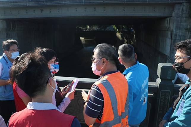 林為洲邀集相關單位，爭取豆子埔溪人行步道延伸，希望人車分道，給市民一條安全的路。（記者彭新茹翻攝）