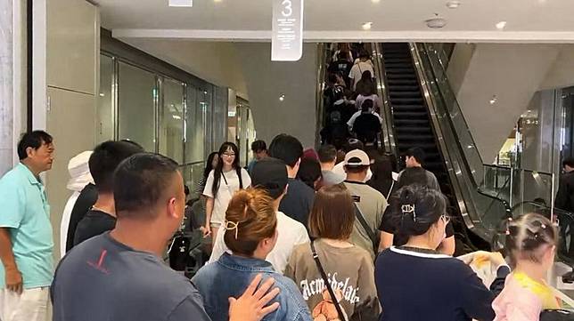 許多民眾在颱風天來台中漢神洲際購物廣場逛街購物。民眾提供