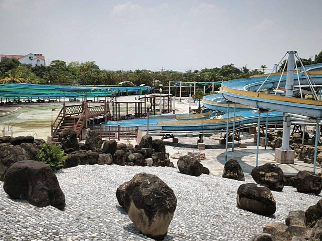 烏山頭水庫親水公園預計順延至8月開放，現場乾涸空蕩蕩。記者謝進盛／攝影