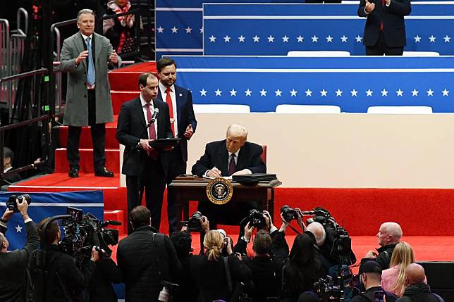 U.S. President Donald Trump signs an executive order at Capital One arena in Washington, D.C., the United States, Jan. 20, 2025. (Xinhua/Li Rui)